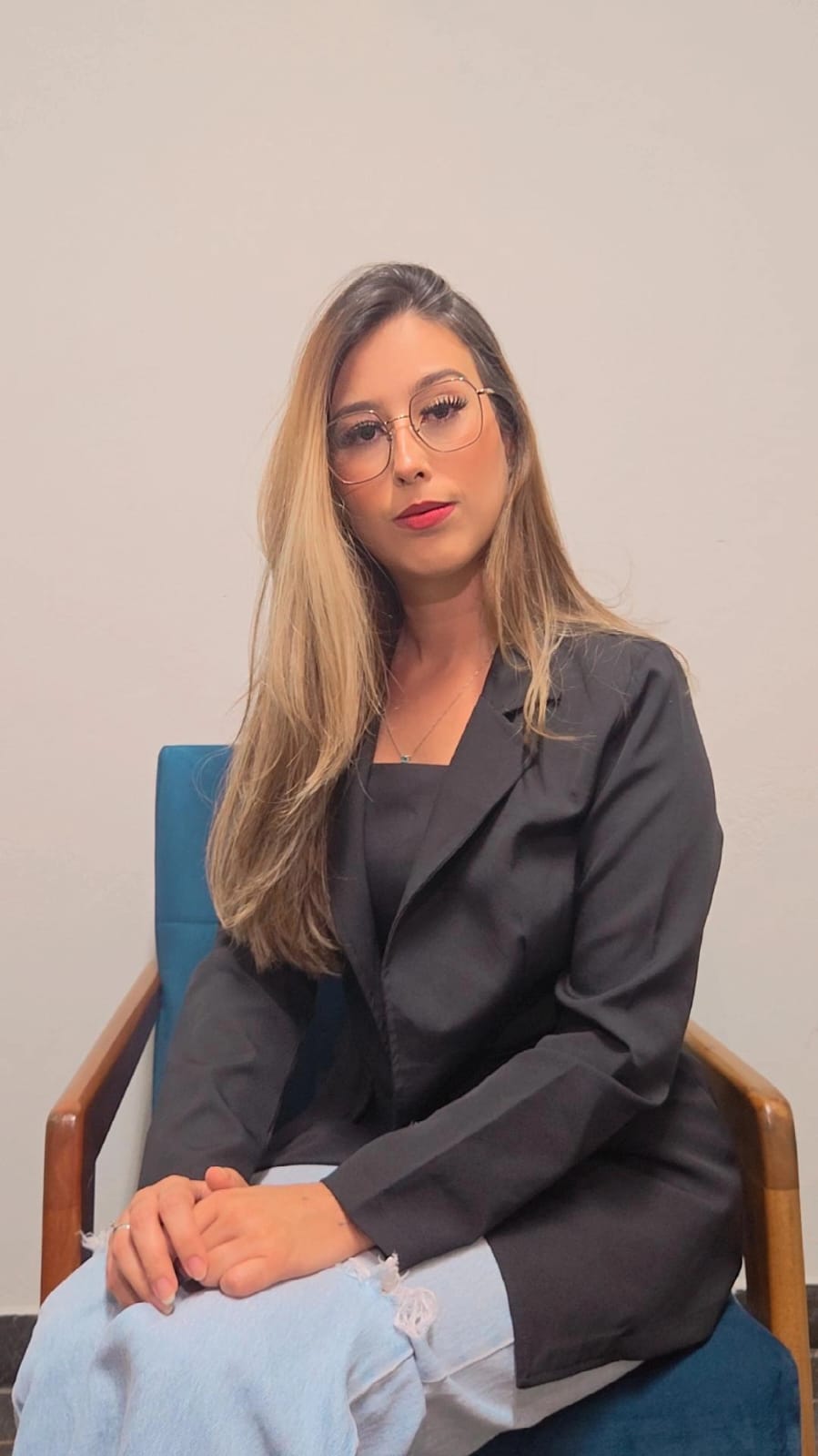 Psicóloga Giullia Martins em seu consultório